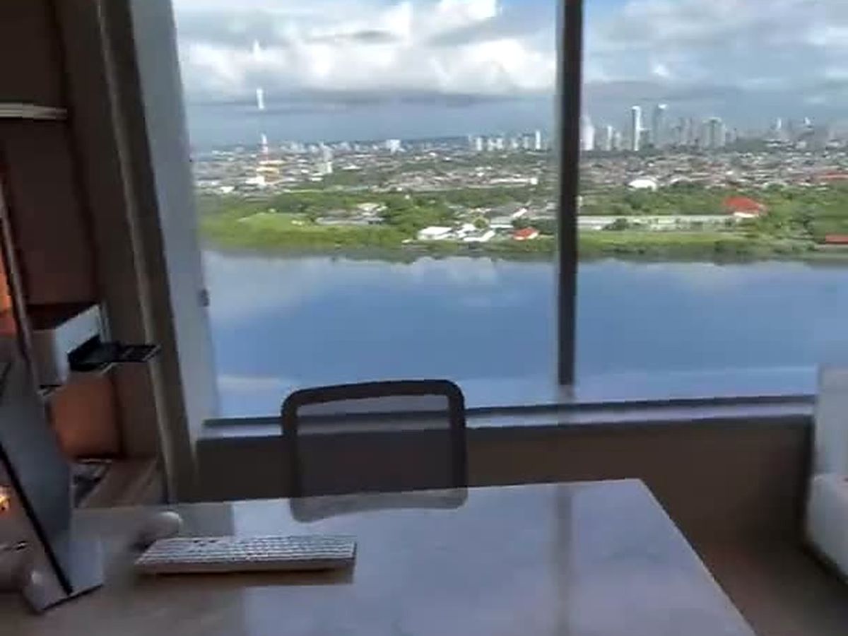 Consultório do Dr. Victor Dias na Clínica VEZA, com mesa de atendimento e janela ampla para o Recife